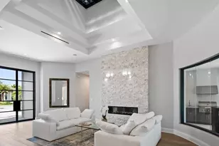 695 Wedge Dr, Naples, FL 34103 - Photo 5