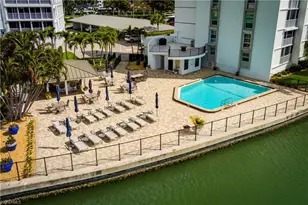 300 Park Shore Dr, Naples, FL 34103 - Photo 23