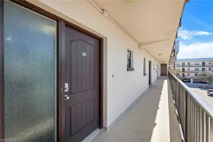 803 River Point Dr, Naples, FL 34102 - Photo 3