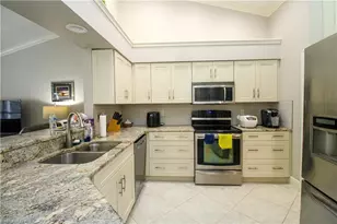 333 Wentworth Ct, Naples, FL 34104 - Photo 9