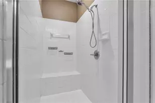 386 Enclave Dr, Lakeland, FL 33803 - Photo 7