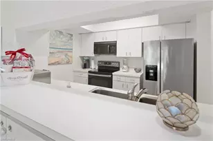 784 Willowbrook Dr, Naples, FL 34108 - Photo 5