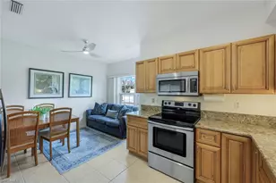 437 Wiggins Lake Ct, Naples, FL 34110 - Photo 5