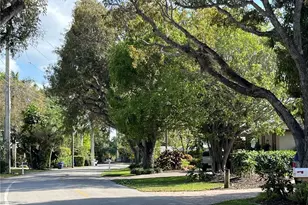 930 13th St N, Naples, FL 34102 - Photo 3