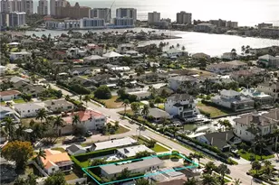 10042 Vanderbilt Dr, Naples, FL 34108 - Photo 35