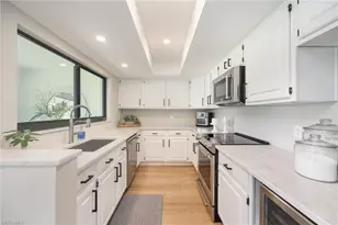 723 Wildwood Ln, Naples, FL 34105 - Photo 9