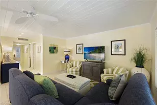 286 4th St S, Naples, FL 34102 - Photo 3