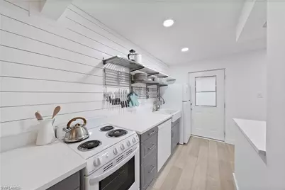 72 7th St S #310, Naples, FL 34102 - Photo 3