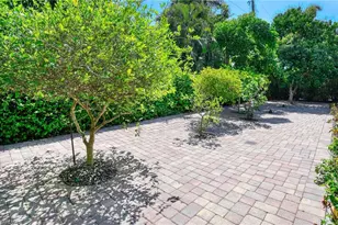 672 Fairway Terrace, Naples, FL 34103 - Photo 33