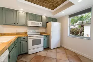 1025 Pine Isle Ln, Naples, FL 34112 - Photo 9