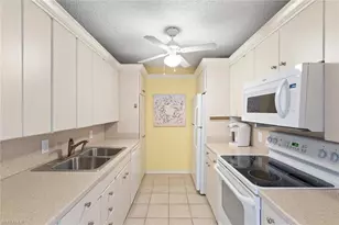 555 Park Shore Dr, Naples, FL 34103 - Photo 9