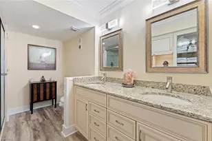 555 Park Shore Dr, Naples, FL 34103 - Photo 11