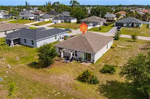 1607 NE 35th Ln, Cape Coral, FL 33909 - Photo 5