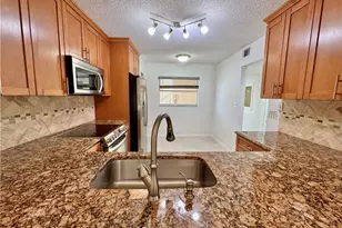 661 Squire Cir, Naples, FL 34104 - Photo 15