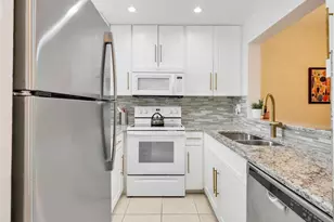 801 River Point Dr, Naples, FL 34102 - Photo 5