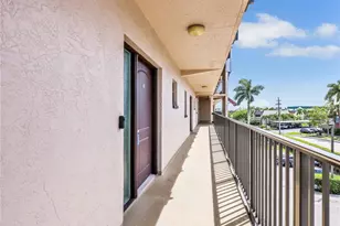 801 River Point Dr, Naples, FL 34102 - Photo 3