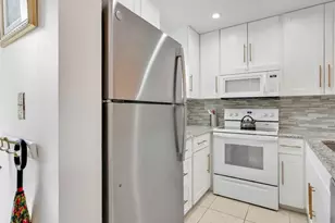 801 River Point Dr, Naples, FL 34102 - Photo 7