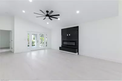 116 Fountain Cir, Naples, FL 34119 - Photo 7