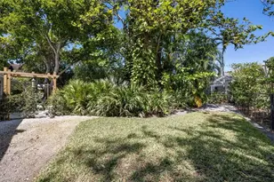 587 Parkwood Ln, Naples, FL 34103 - Photo 21