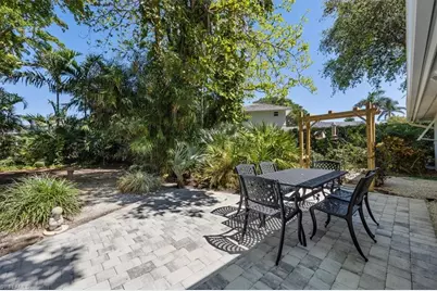587 Parkwood Ln, Naples, FL 34103 - Photo 19