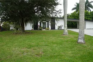 544 Bayside Dr, Fort Myers, FL 33919 - Photo 1