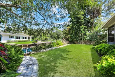 27292 East Dr, Bonita Springs, FL 34135 - Photo 25