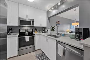 803 River Point Dr, Naples, FL 34102 - Photo 3