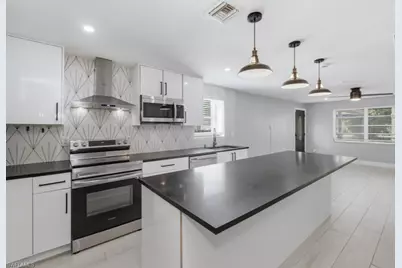 3577 Hibiscus Ave, Naples, FL 34104 - Photo 3