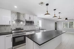 3577 Hibiscus Ave, Naples, FL 34104 - Photo 3