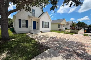 250 Leawood Cir, Naples, FL 34104 - Photo 3