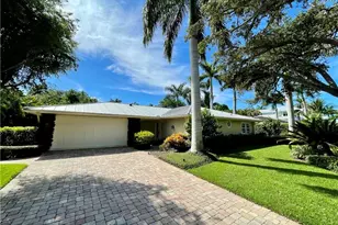 330 Putter Point Dr, Naples, FL 34103 - Photo 3