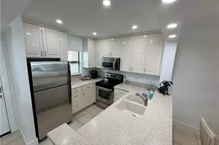 801 River Point Dr, Naples, FL 34102 - Photo 5