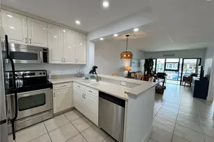 801 River Point Dr, Naples, FL 34102 - Photo 3