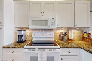 350 Robin Hood Cir, Naples, FL 34104 - Photo 9