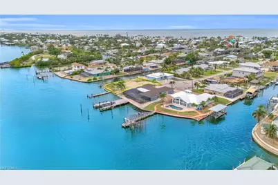 470 Madison Ct, Fort Myers Beach, FL 33931 - Photo 15