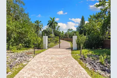 6521 Livingston Woods Ln, Naples, FL 34109 - Photo 3