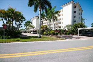 21 High Point Cir E, Naples, FL 34103 - Photo 5