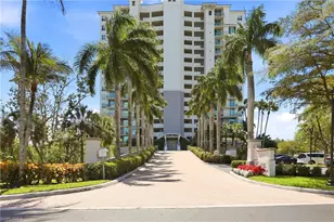425 Cove Tower Dr, Naples, FL 34110 - Photo 3