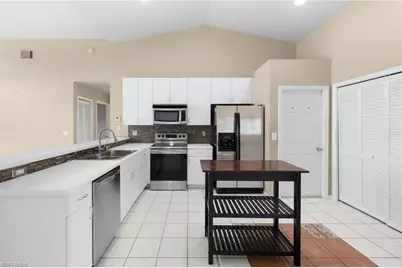 12641 Eagle Pointe Cir, Fort Myers, FL 33913 - Photo 9