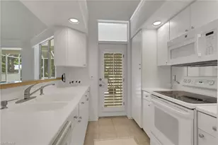 4872 W Blvd Ct, Naples, FL 34103 - Photo 11