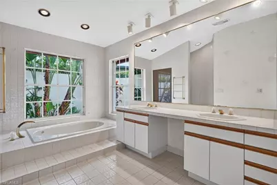 700 Hollybriar Ln, Naples, FL 34108 - Photo 21