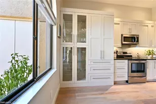 589 Beachwalk Cir, Naples, FL 34108 - Photo 5
