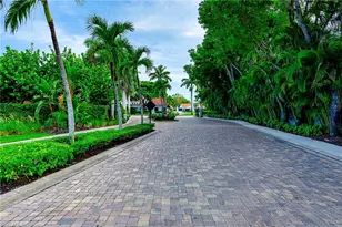 586 Beachwalk Cir, Naples, FL 34108 - Photo 25
