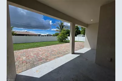 318 SE 5th Pl, Cape Coral, FL 33990 - Photo 9