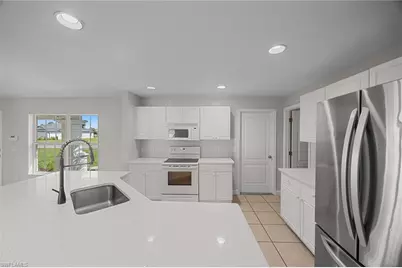915 NE 10th Ln, Cape Coral, FL 33909 - Photo 11