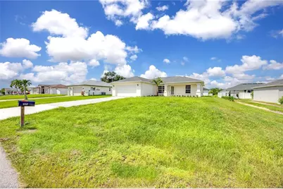 915 NE 10th Ln, Cape Coral, FL 33909 - Photo 3