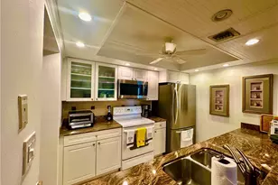 555 Park Shore Dr, Naples, FL 34103 - Photo 7