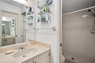 4640 Chantelle Dr, Naples, FL 34112 - Photo 13