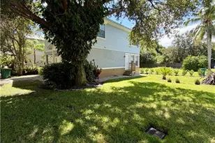 2810 Lakeview Dr, Naples, FL 34112 - Photo 15