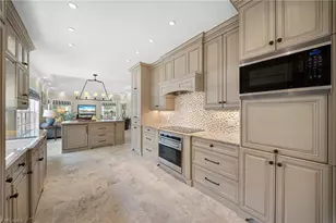 392 Carlton Pl, Naples, FL 34108 - Photo 5